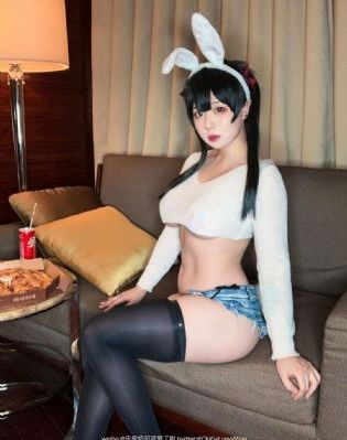 日韩美女长款马甲街拍_4K电影免费在线